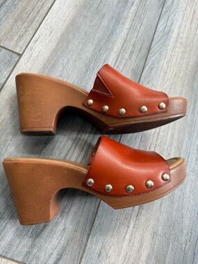 Women's Leather Studded Clog Heels in Chestnut